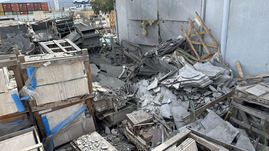 عالق في بئر بكريات يام وسقوط شظايا صاروخ في الكريوت والنقب